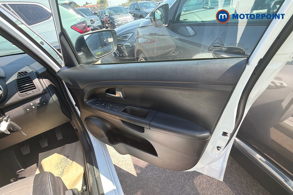 Kia Venga 4 White #20