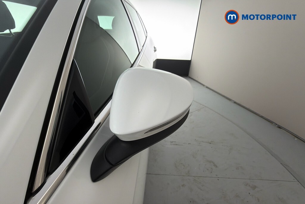 Volkswagen Passat 1.5 Tsi Ehybrid 19.7Kwh R-line Estate P White #39