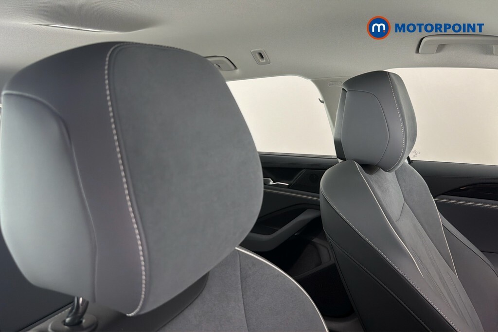 Volkswagen Passat 1.5 Tsi Ehybrid 19.7Kwh R-line Estate P White #25