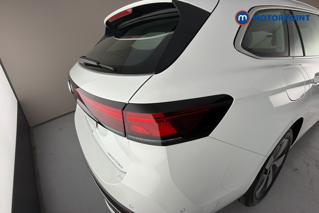 Volkswagen Passat 1.5 Tsi Ehybrid 19.7Kwh R-line Estate P White #35