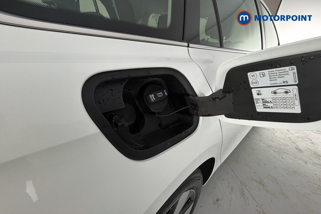 Volkswagen Passat 1.5 Tsi Ehybrid 19.7Kwh R-line Estate P White #37