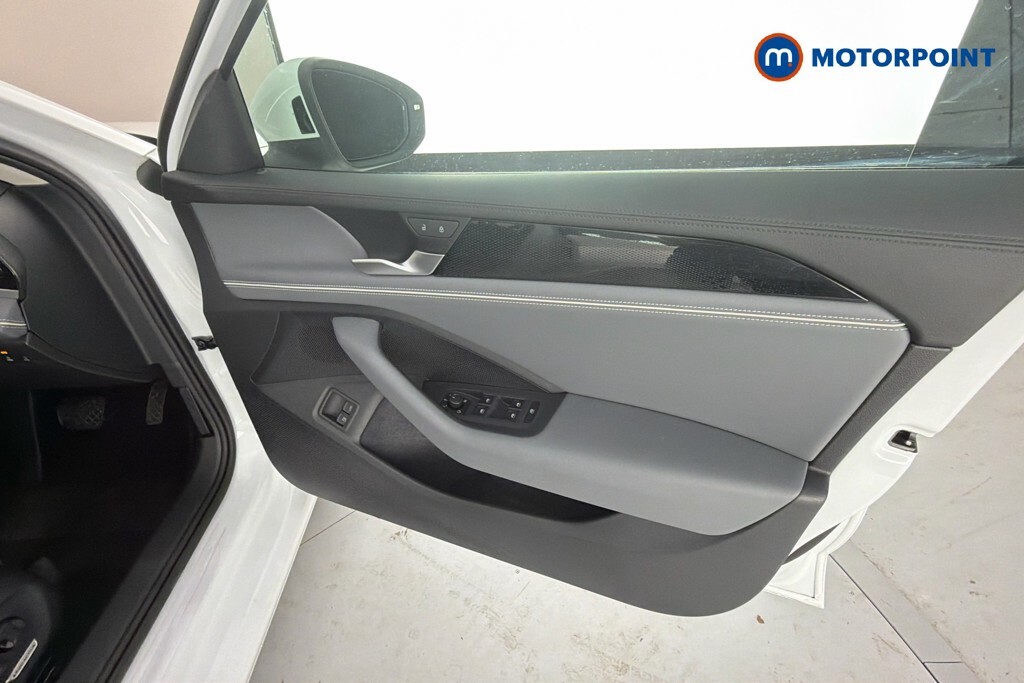 Volkswagen Passat 1.5 Tsi Ehybrid 19.7Kwh R-line Estate P White #22
