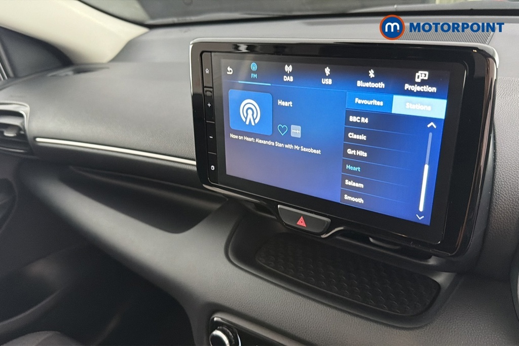 Toyota Yaris 1.5 Hybrid Icon Cvt White #16