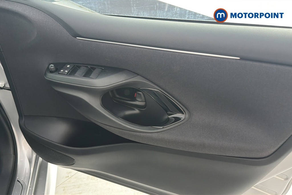 Toyota Yaris 1.5 Hybrid Icon Cvt White #22