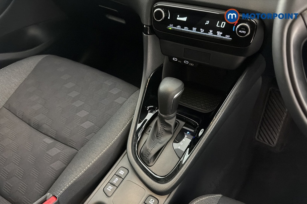Toyota Yaris 1.5 Hybrid Icon Cvt White #20