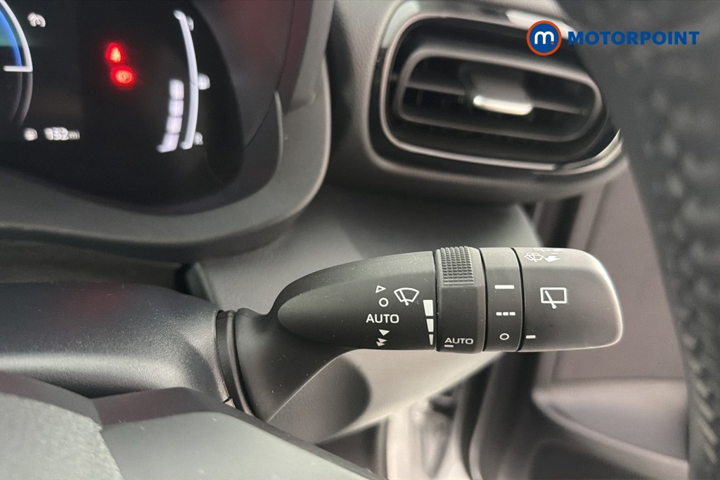 Toyota Yaris 1.5 Hybrid Icon Cvt White #14