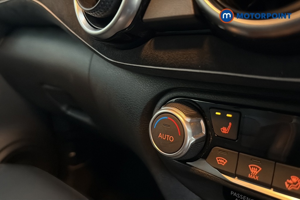 Nissan Juke 1.0 Dig-t N-connecta Hatchback Red #21