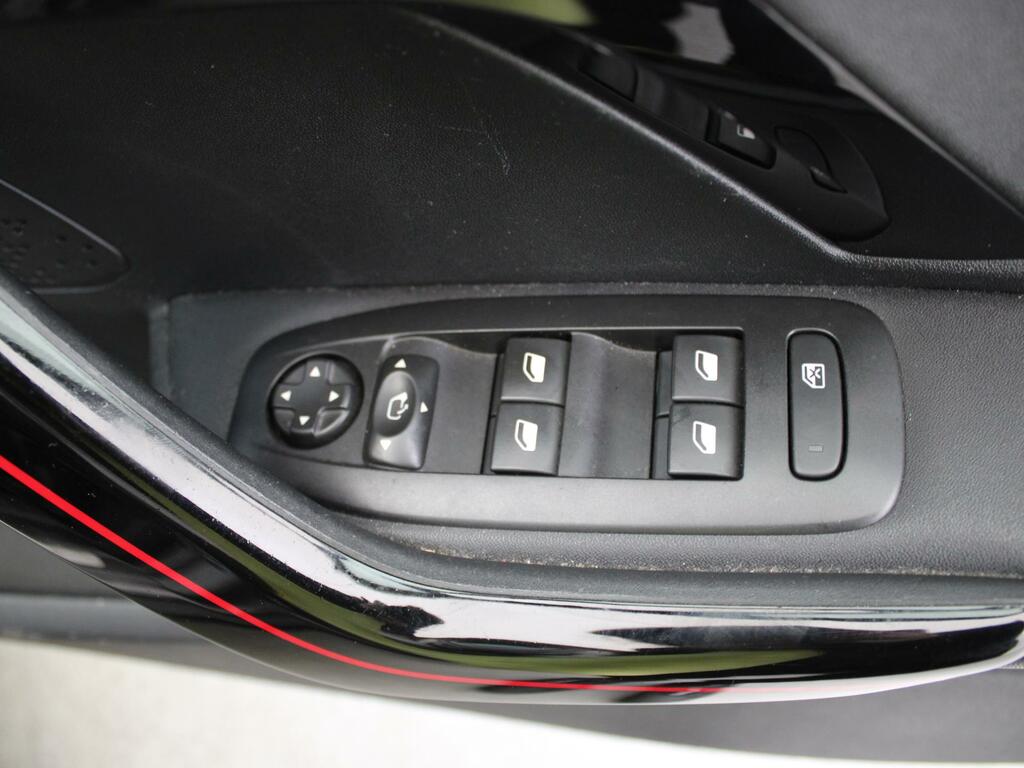 Peugeot 2008 1.2 Puretech 110 Signature Eat6 Black #35