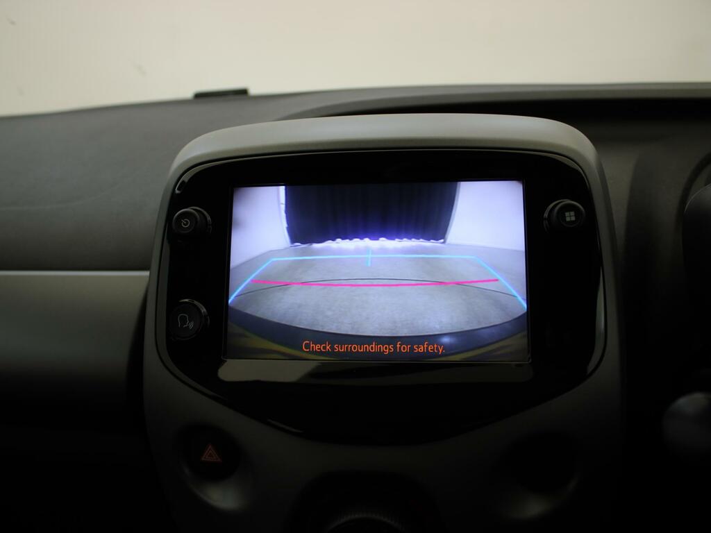 Toyota Aygo X-play Red #13