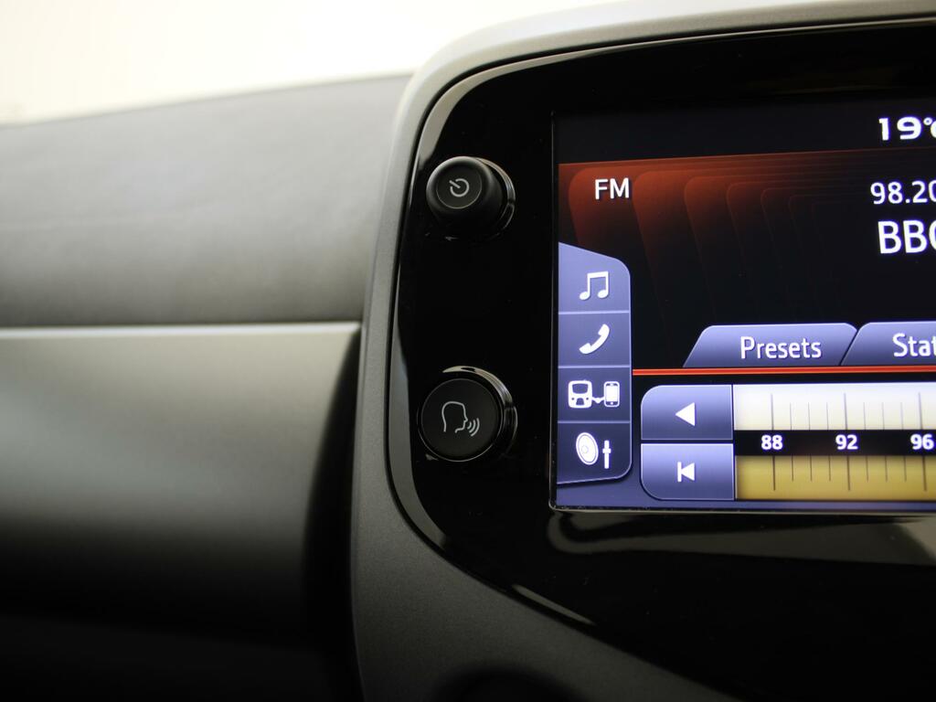 Toyota Aygo X-play Red #20