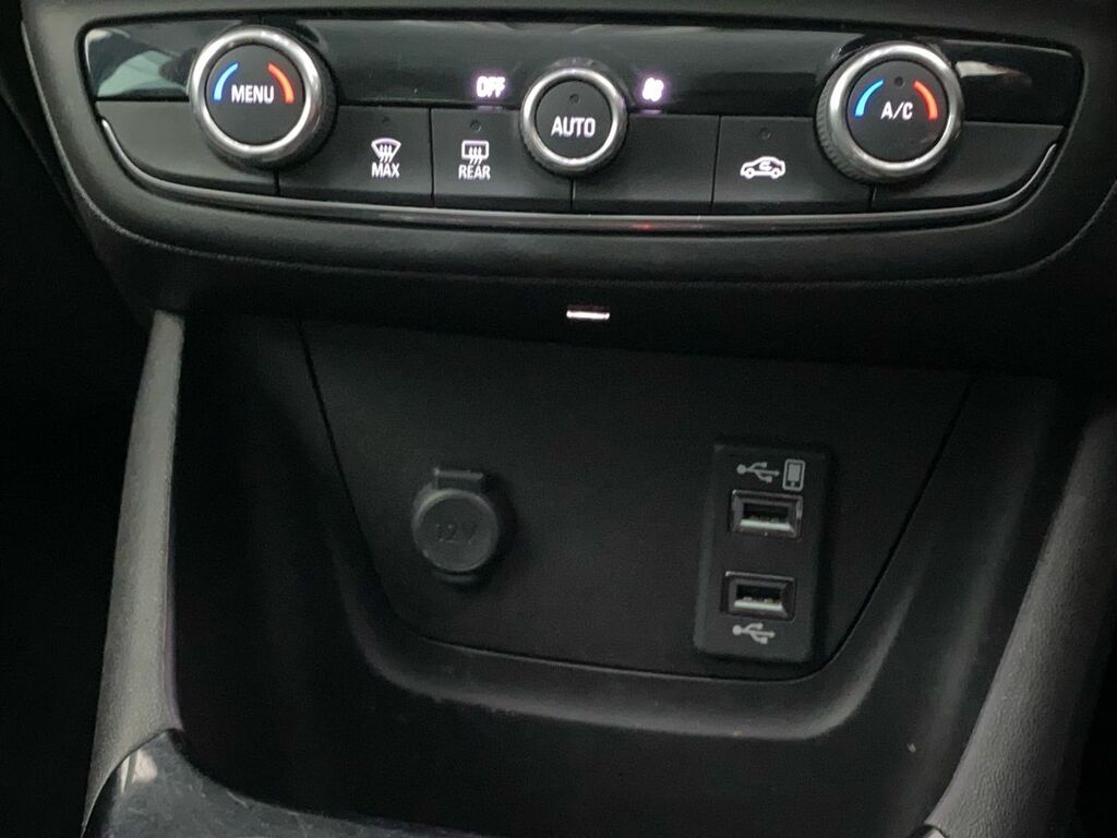Vauxhall Crossland X Se White #17