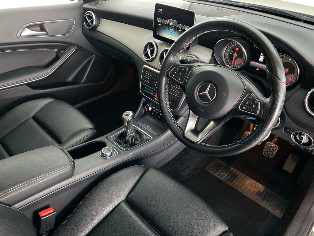 Mercedes-Benz GLA Class Gla 220D 4Matic Amg Line Premium Black #12