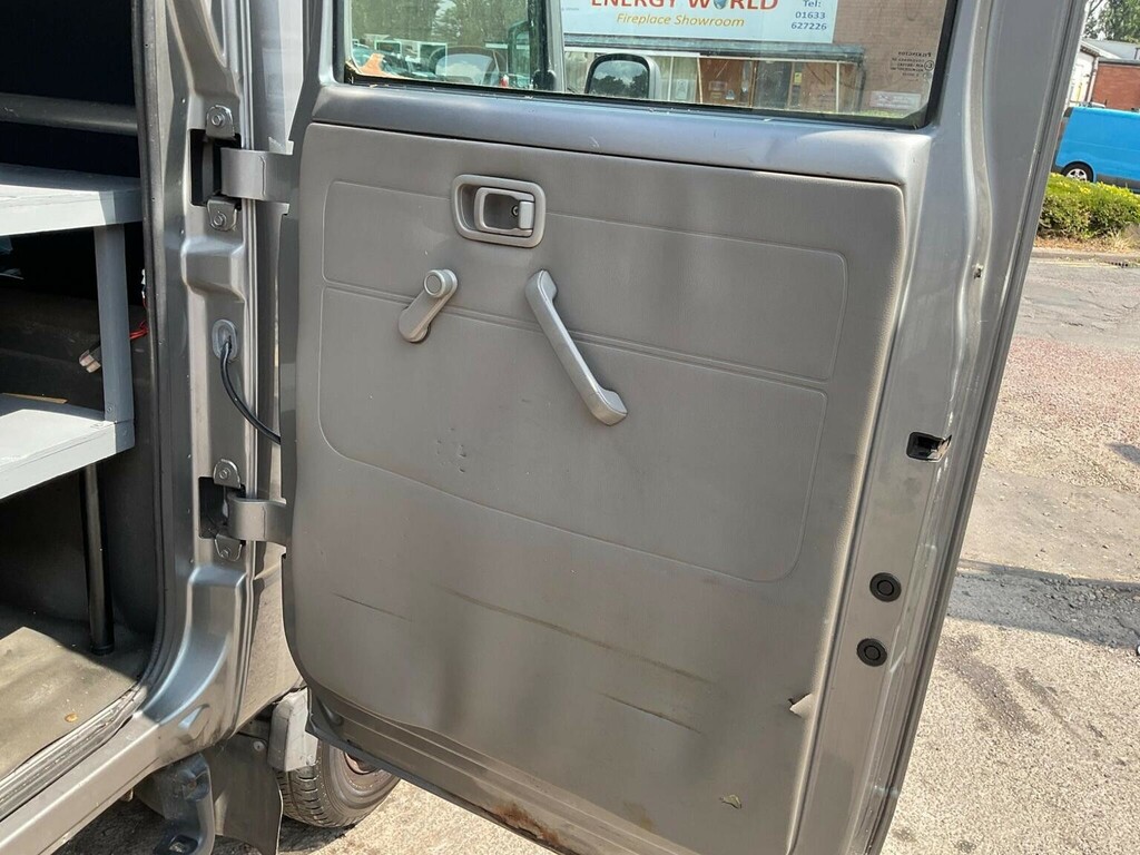 Nissan NT400 Dci 35.14Dropside White #20