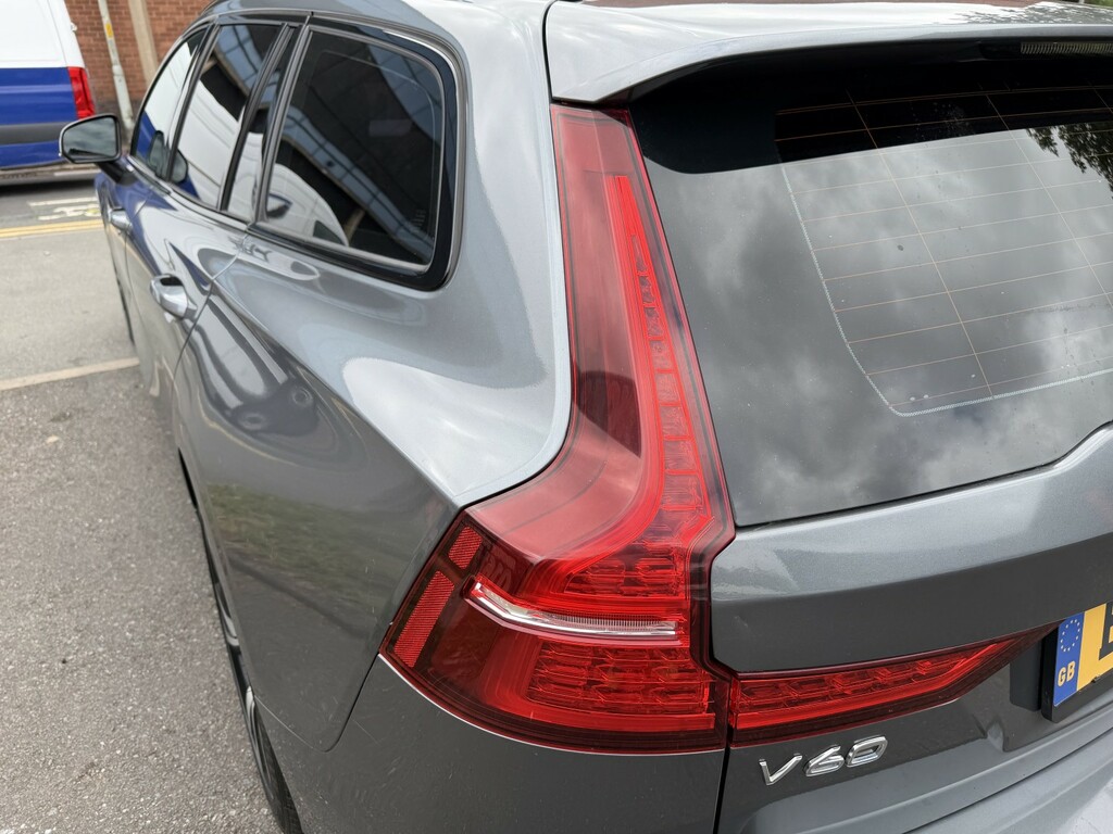 Volvo V60 2.0 D3 Momentum Red #16
