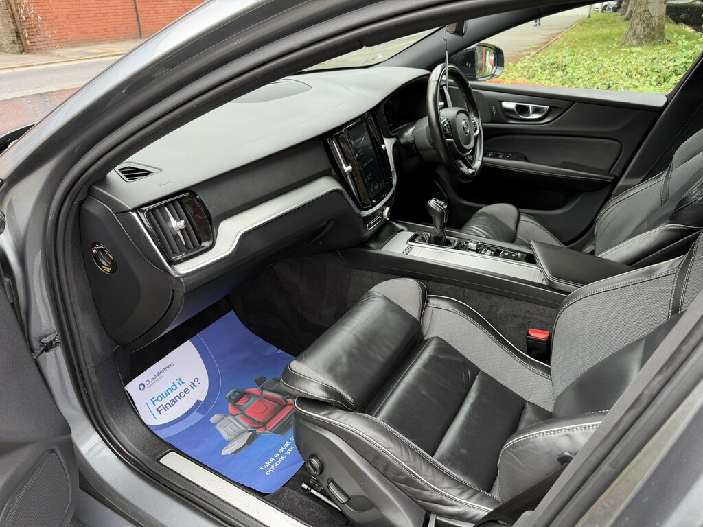 Volvo V60 2.0 D3 Momentum Red #33