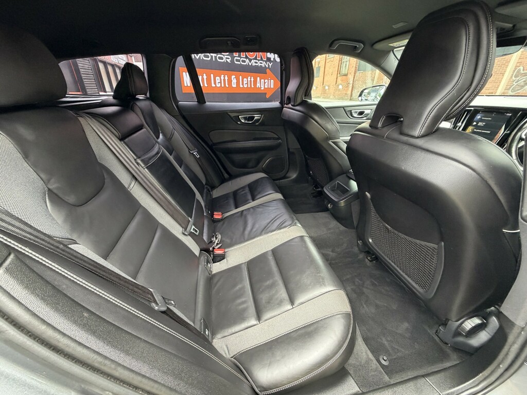 Volvo V60 2.0 D3 Momentum Red #36