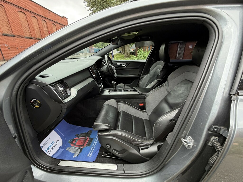 Volvo V60 2.0 D3 Momentum Red #32