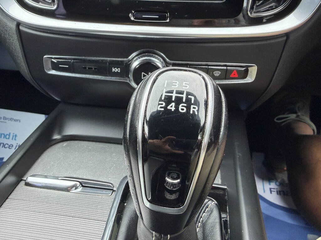 Volvo V60 2.0 D3 Momentum Red #43