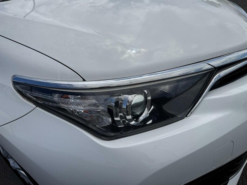Toyota Auris Excel White #24