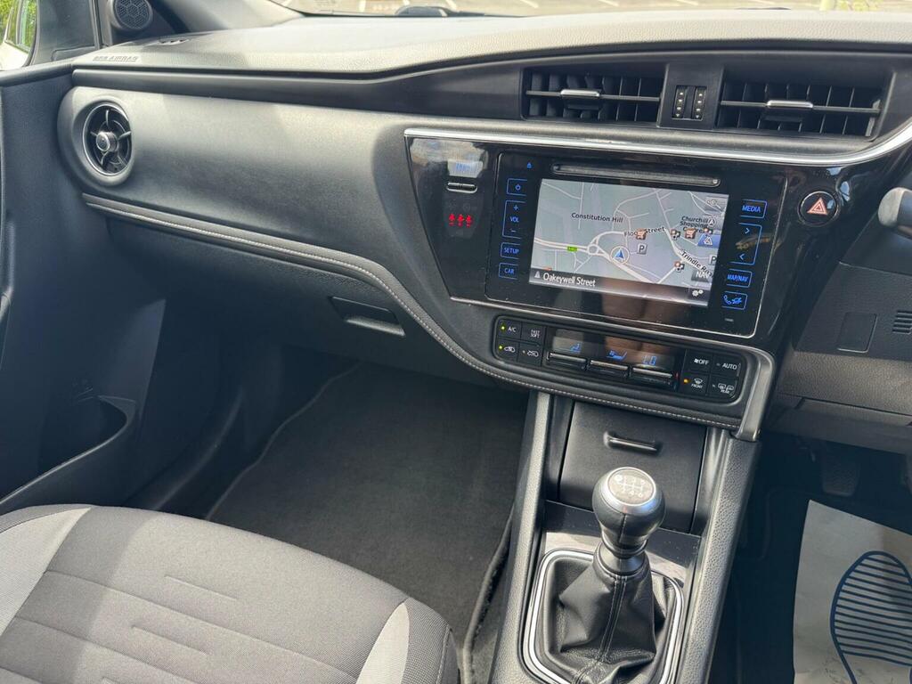 Toyota Auris Excel White #10
