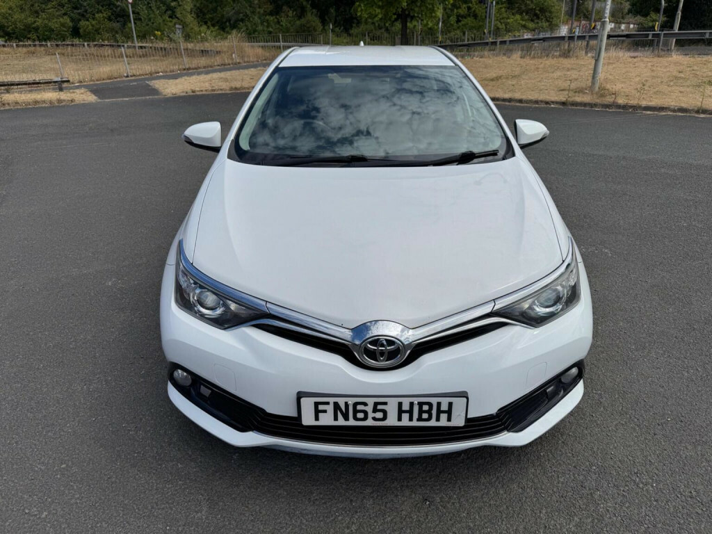 Toyota Auris Excel White #28