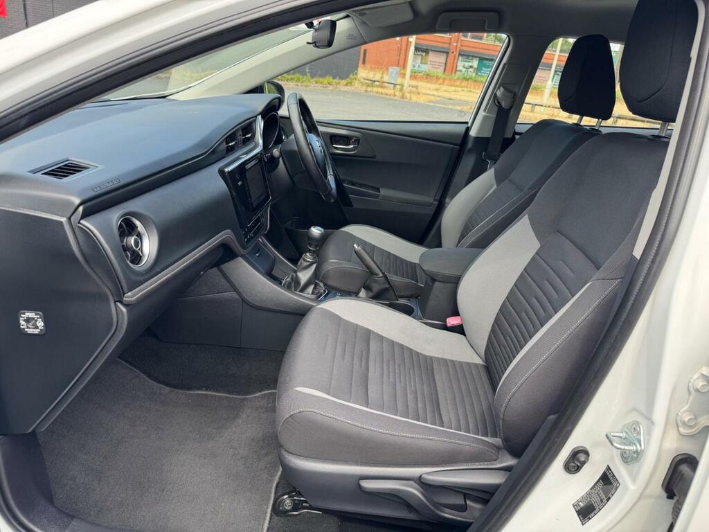 Toyota Auris Excel White #13