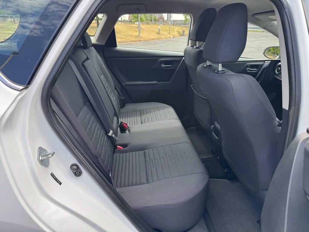 Toyota Auris Excel White #14