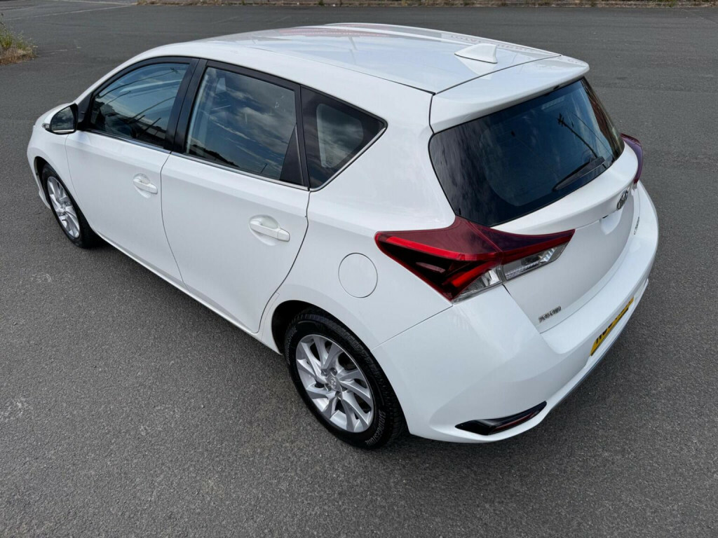 Toyota Auris Excel White #27