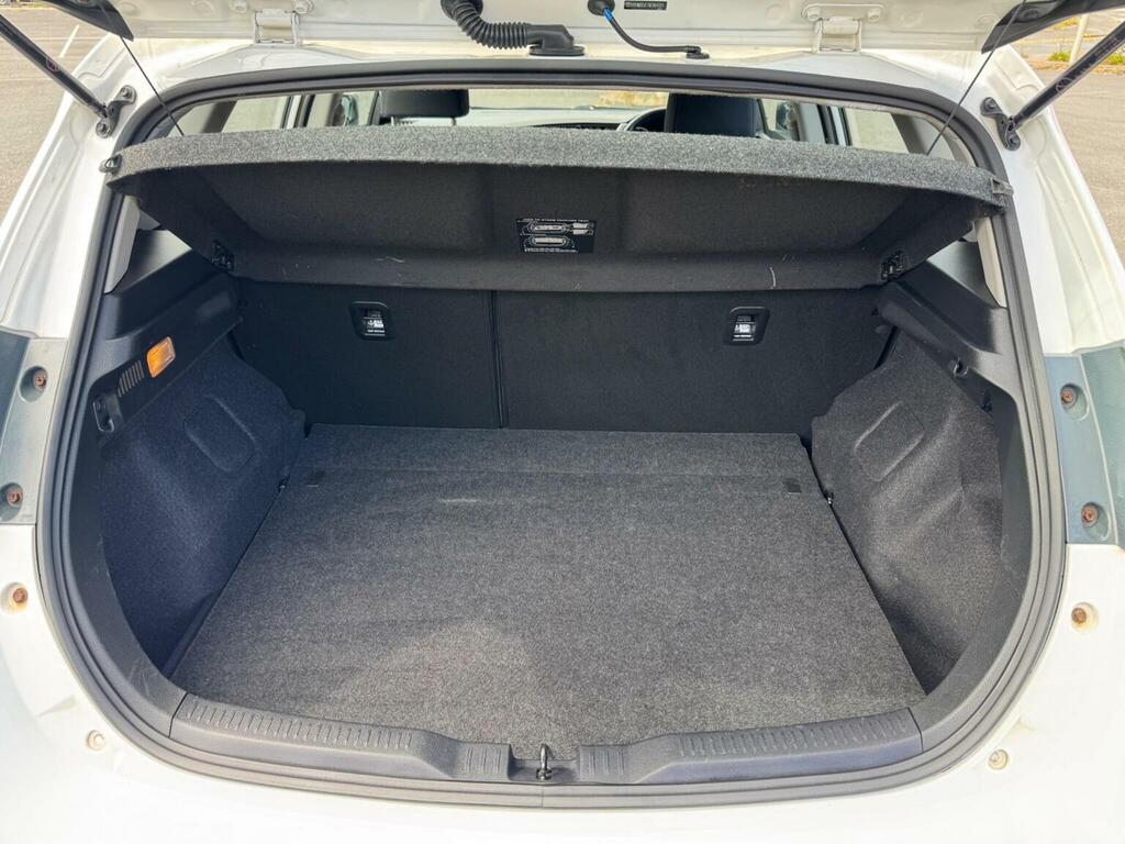 Toyota Auris Excel White #23