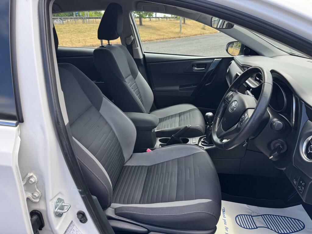 Toyota Auris Excel White #12
