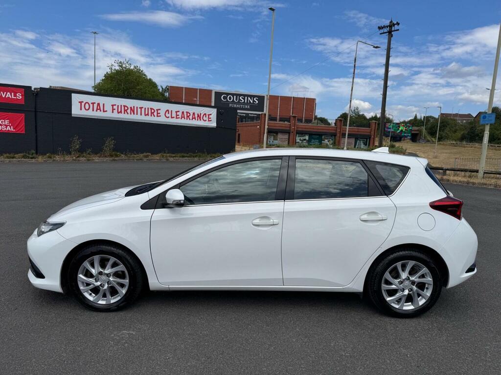 Toyota Auris Excel White #8