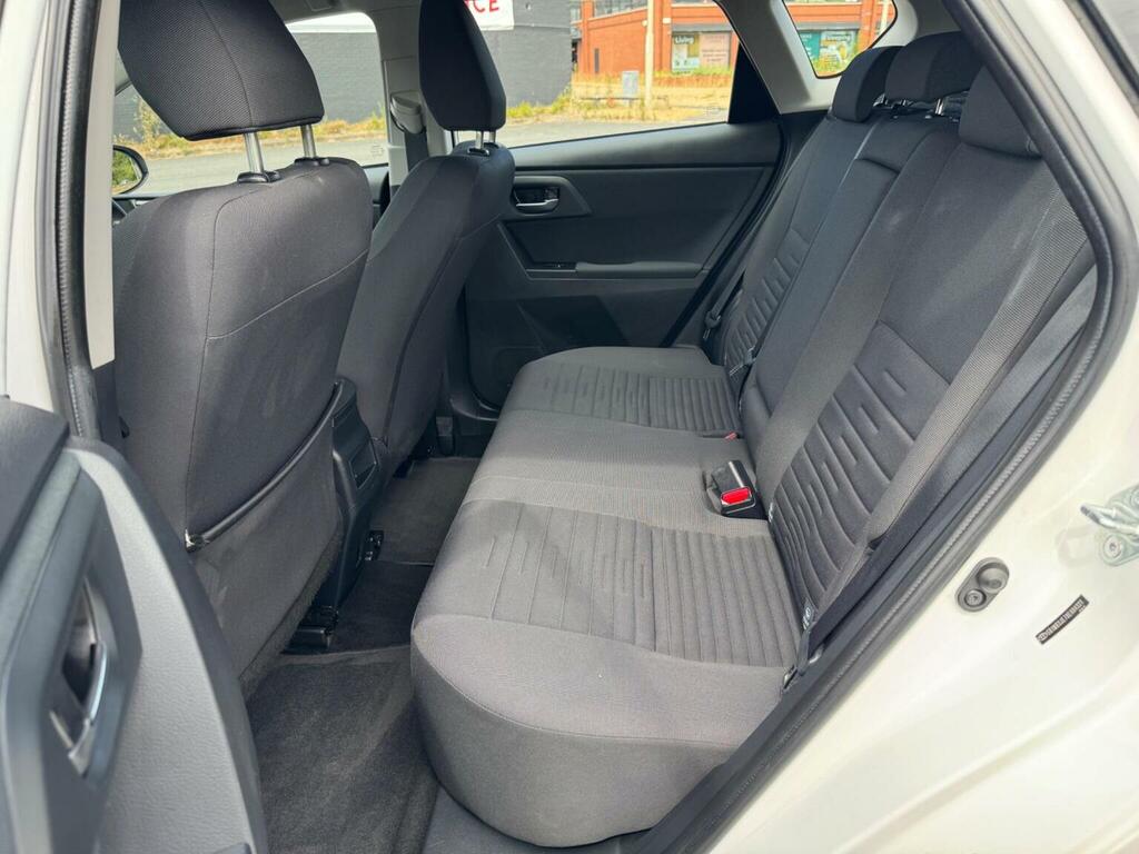 Toyota Auris Excel White #15