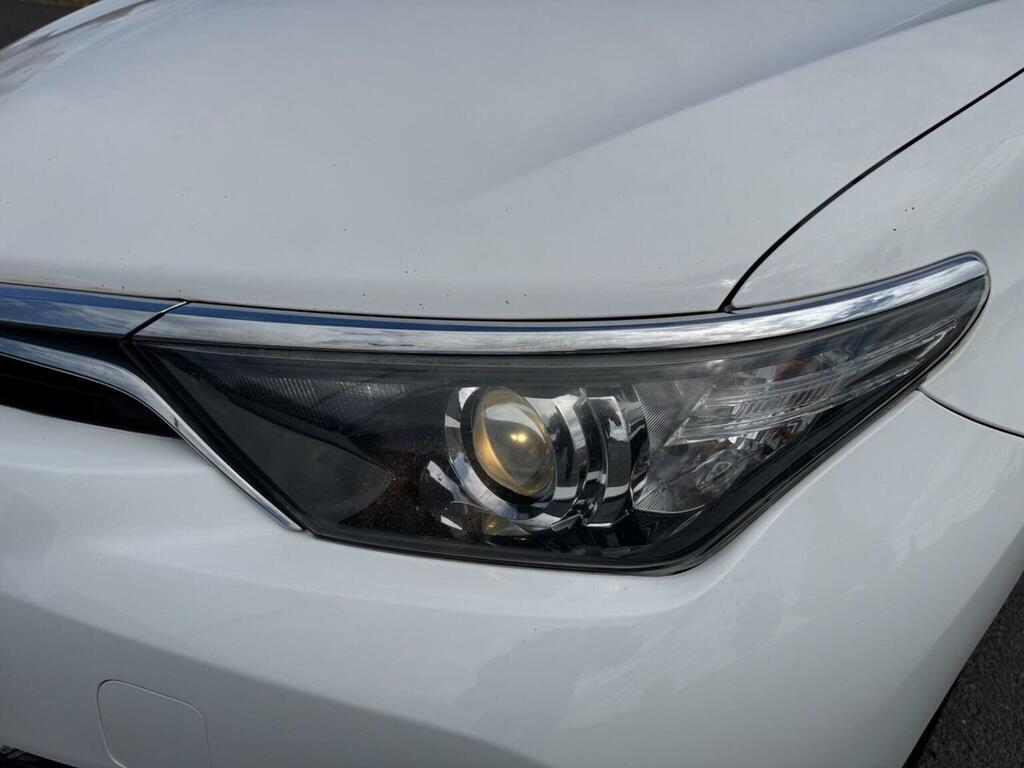 Toyota Auris Excel White #25