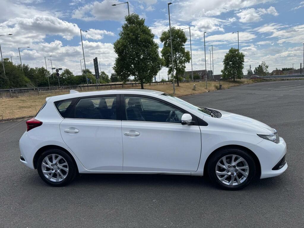 Toyota Auris Excel White #7