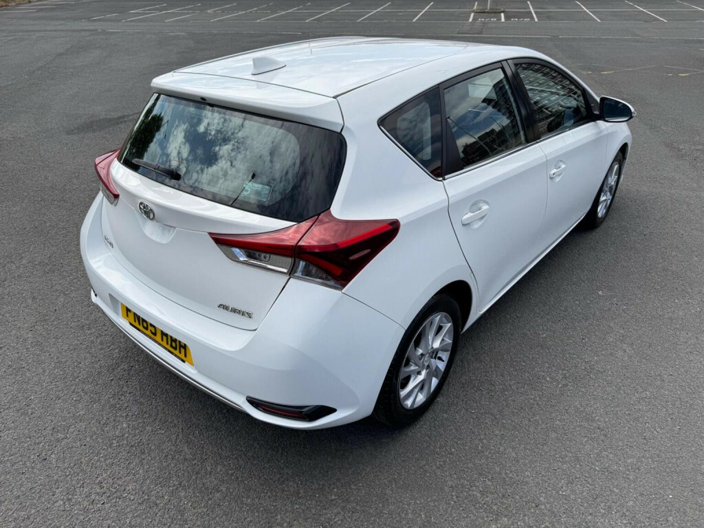 Toyota Auris Excel White #30