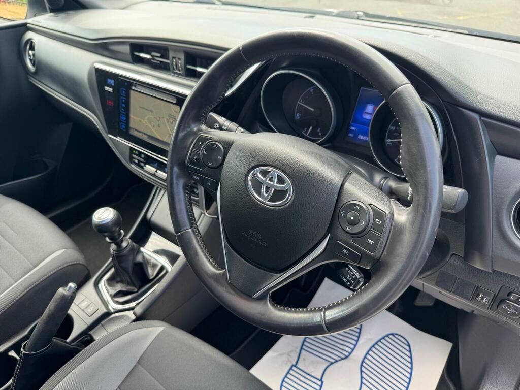 Toyota Auris Excel White #9