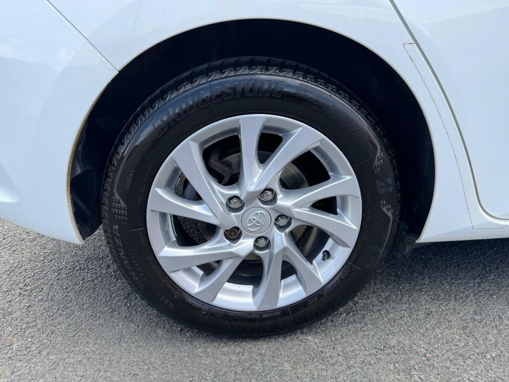 Toyota Auris Excel White #26