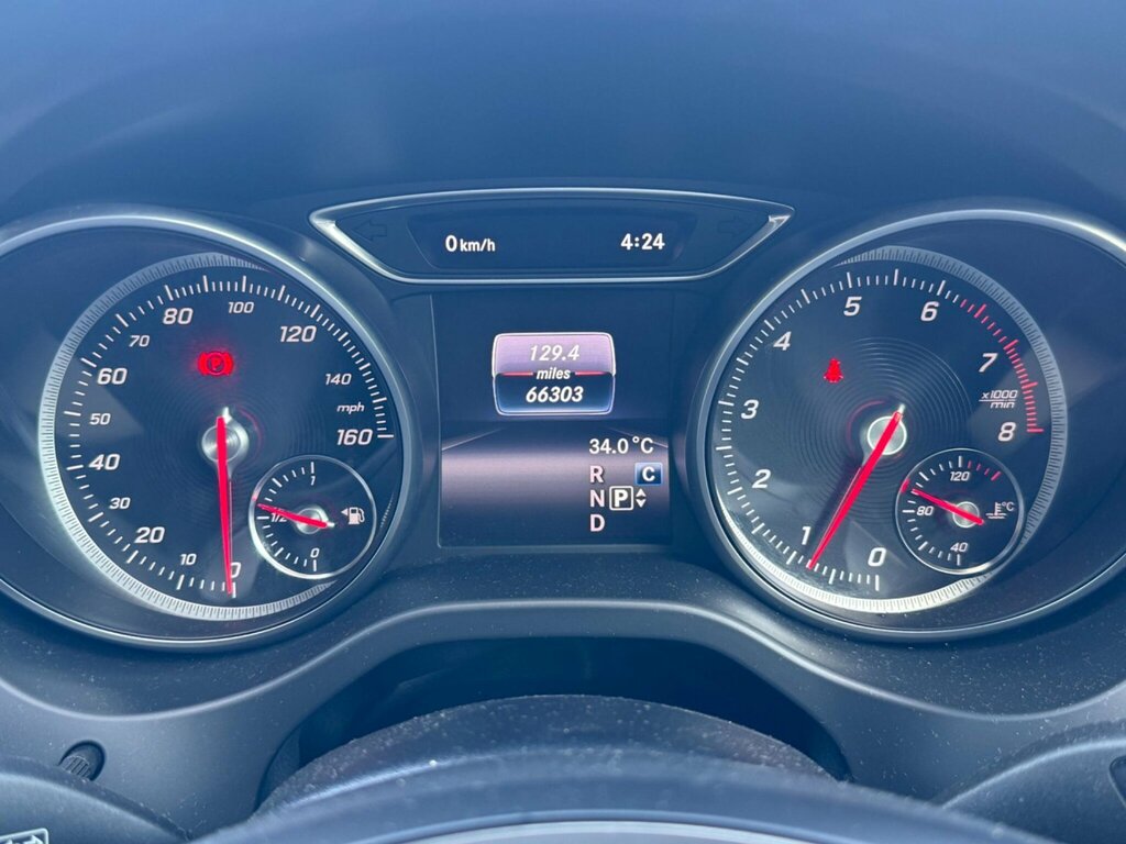 Mercedes-Benz GLA Class Gla 200 Sport Premium D 4Matic Red #26