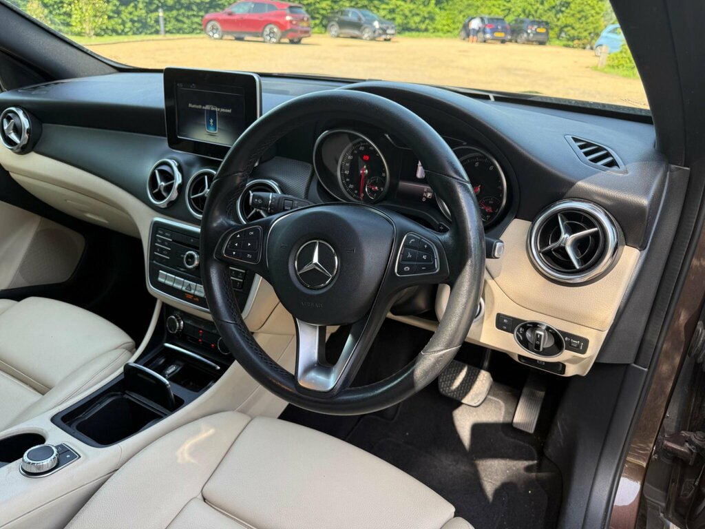 Mercedes-Benz GLA Class Gla 200 Sport Premium D 4Matic Red #11