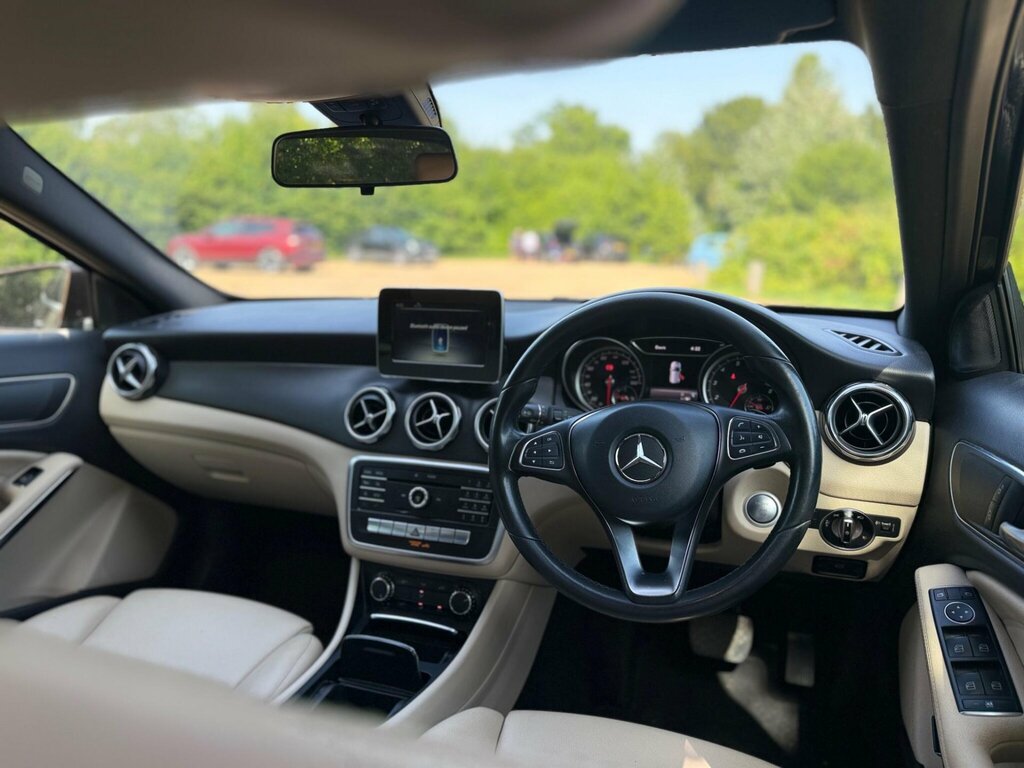 Mercedes-Benz GLA Class Gla 200 Sport Premium D 4Matic Red #7