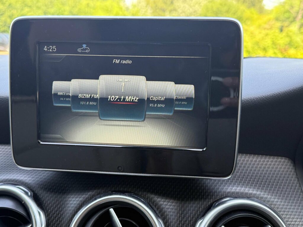 Mercedes-Benz GLA Class Gla 200 Sport Premium D 4Matic Red #25