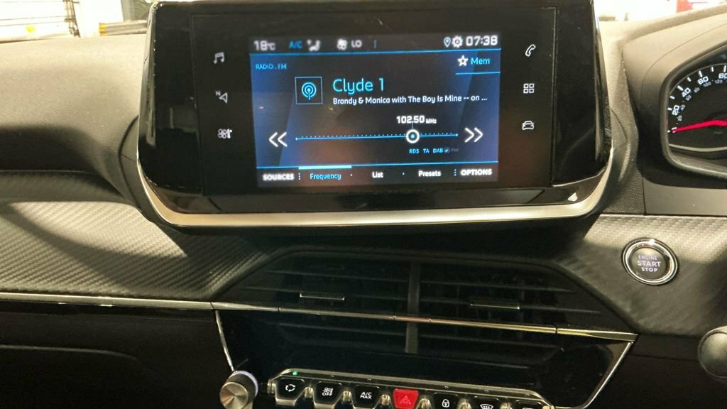 Peugeot 2008 1.2 Puretech Allure White #7