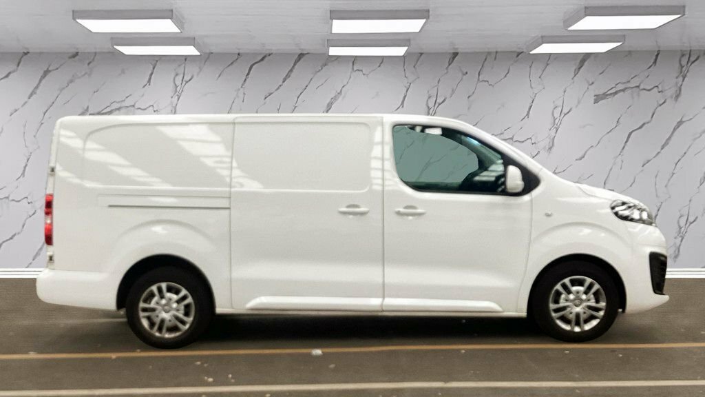 Vauxhall Vivaro 1.5L Sportive White #5