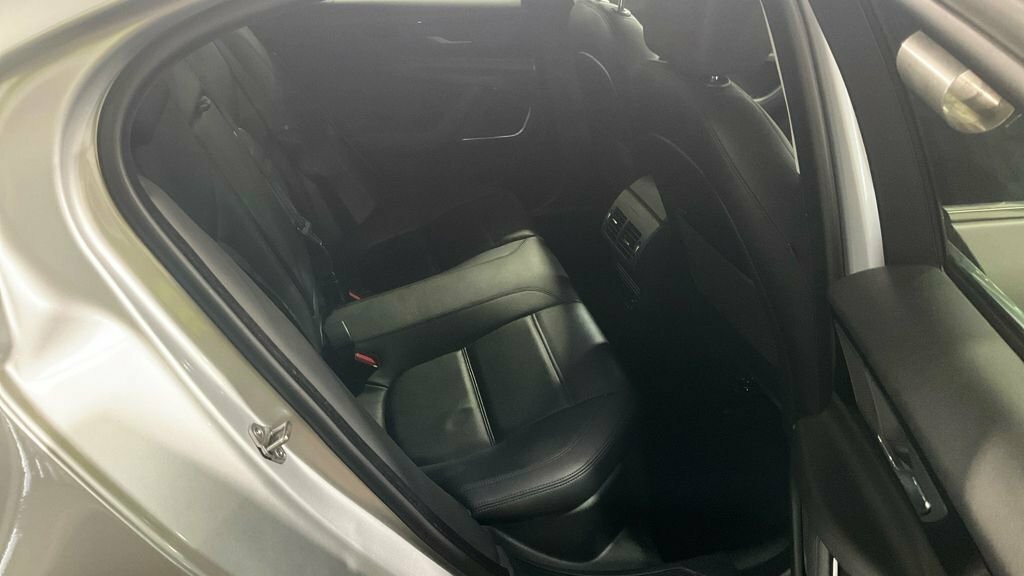 Jaguar XE Jaguar Saloon 2.0D R-dynamic Hse Red #10