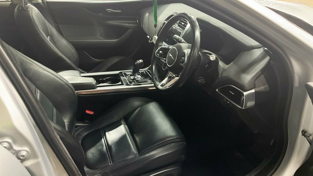 Jaguar XE Jaguar Saloon 2.0D R-dynamic Hse Red #9