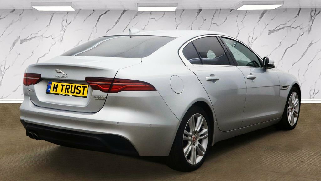 Jaguar XE 2L Se Silver #4