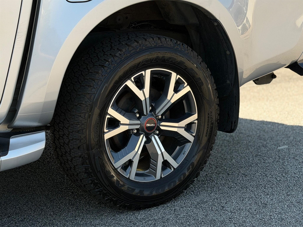Isuzu D-Max V-cross Double Cab U2428 Ulez Red #37