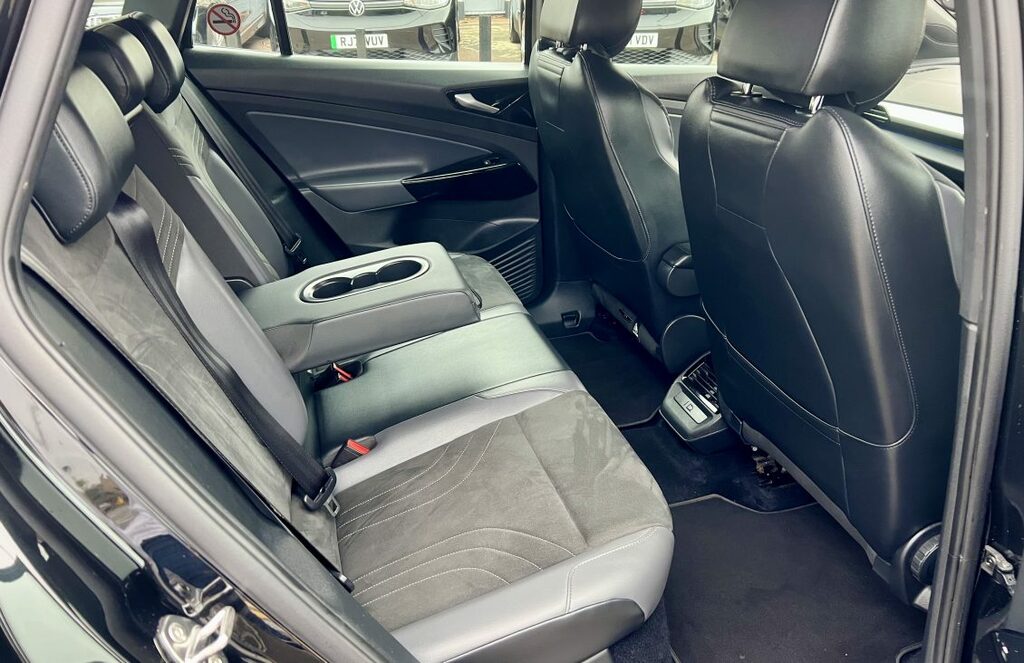 Volkswagen ID.4 Suv Black #4