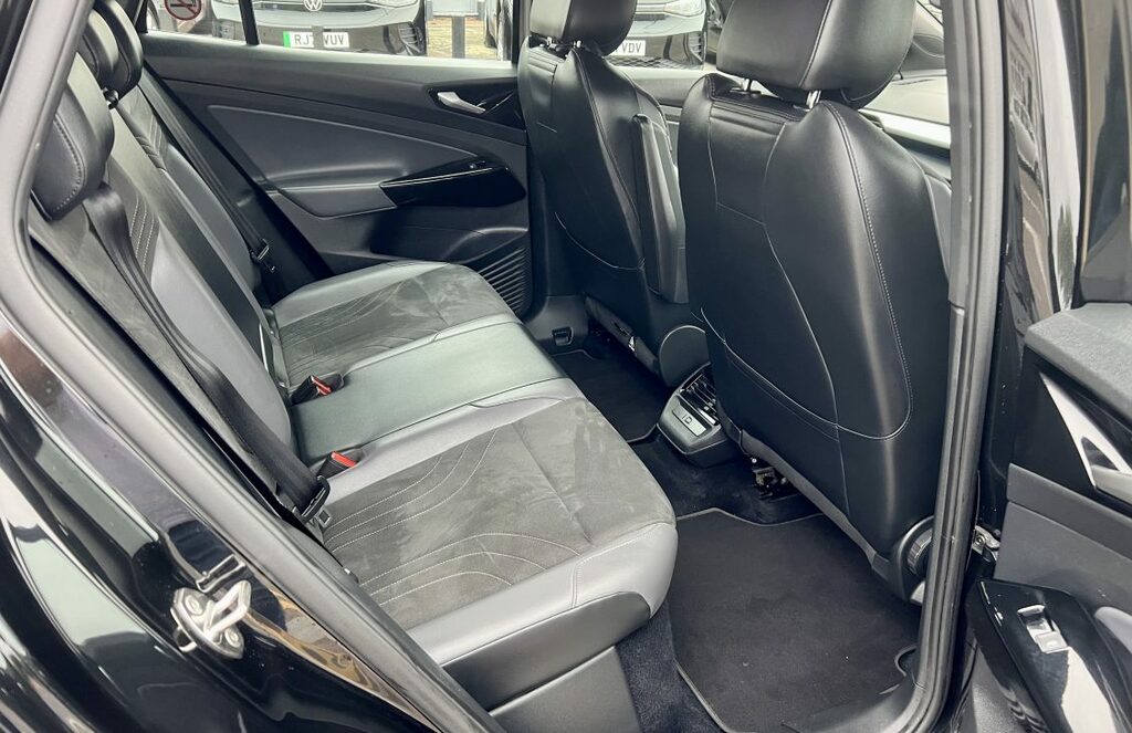 Volkswagen ID.4 Suv Black #4