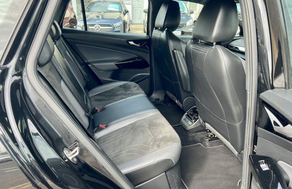 Volkswagen ID.4 Suv Black #4